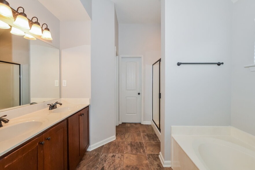 Building Photo - 2565 Woodcutter Dr