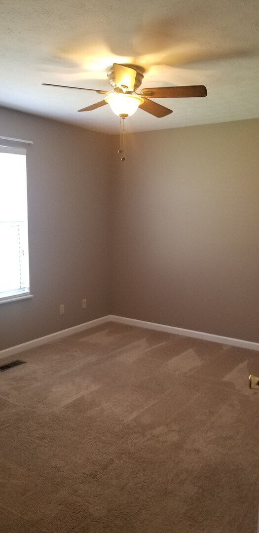 Building Photo - Maryville 37804 - 3 bedroom, 2 Bath Home , 2 car garage - Contact Donna Bailey (865) 389-6590