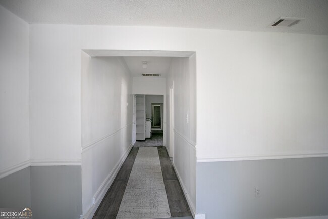 Building Photo - 402 Boulevard St