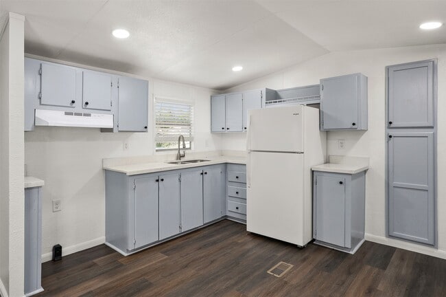 Building Photo - 2222 N Austin Ave