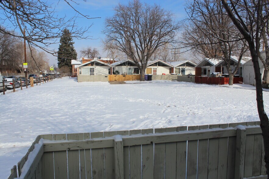 Common yard shared with a dozen other homes. Great for dogs! - 1400 Julian St