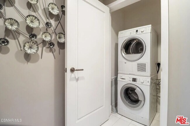 Building Photo - 900 W Olympic Blvd