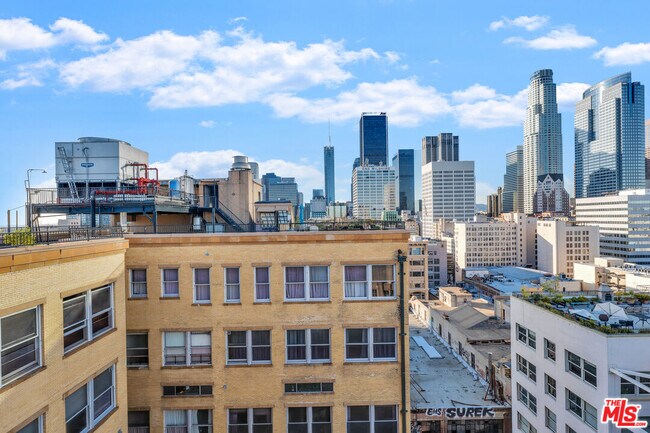 Building Photo - 215 W 7th St