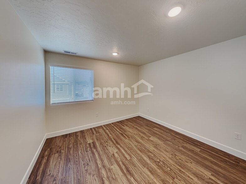 Building Photo - 6744 N Silver Gate Dr
