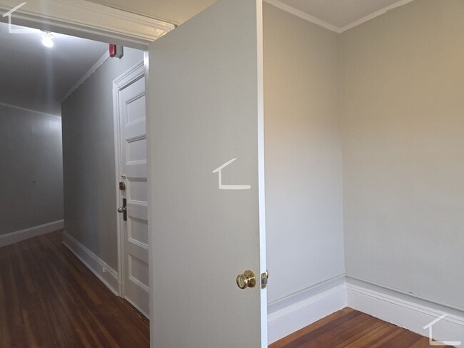 Building Photo - No Brokers Fee, Washington Sq. Area, Heat, Hot Water Included, Lage Bedrooms, Eat-in Kitchen, Lau...