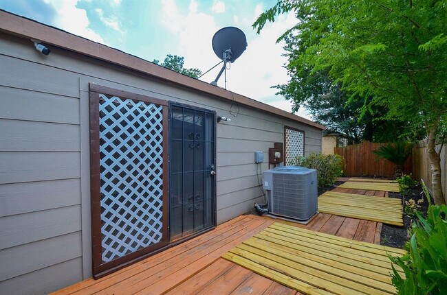 Building Photo - 9414 Clipperwood Pl