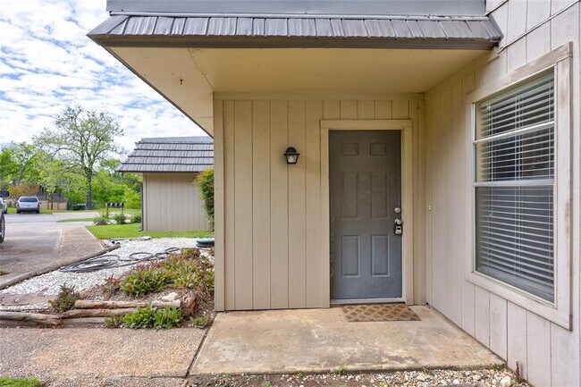 Building Photo - 709 Castle Ridge Rd