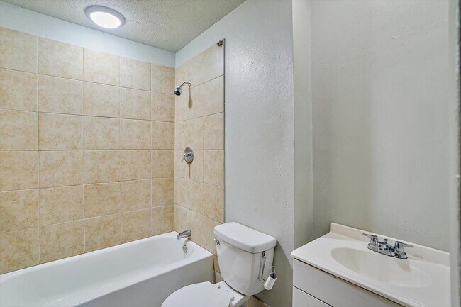 Building Photo - 757 Sandy Ln