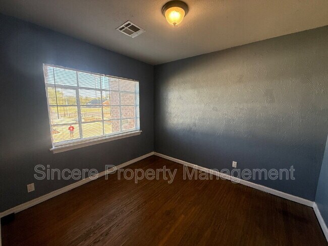 Building Photo - 1931 NE 25th St