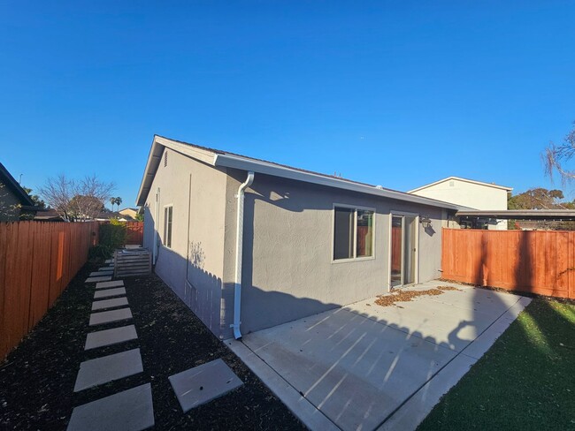 Building Photo - Beautifully Remodeled 3 Bedroom Home in Un...