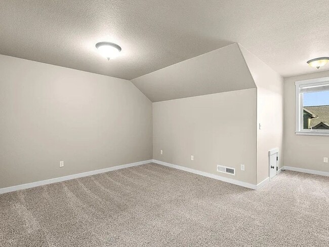 Building Photo - Charming 3 Story Townhome with AC