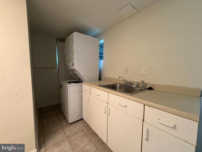 Building Photo - 5835 Mt Vernon Dr