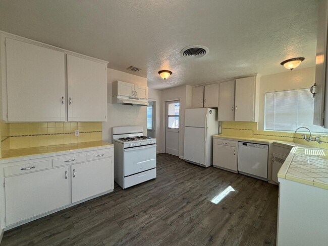 Building Photo - 816 W Fedora Ave