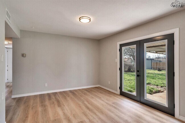 Building Photo - 1113 Lincoln Dr