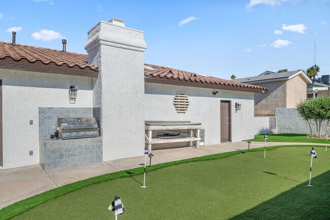 Building Photo - 4 Bedroom Pool Home on the Golf Course