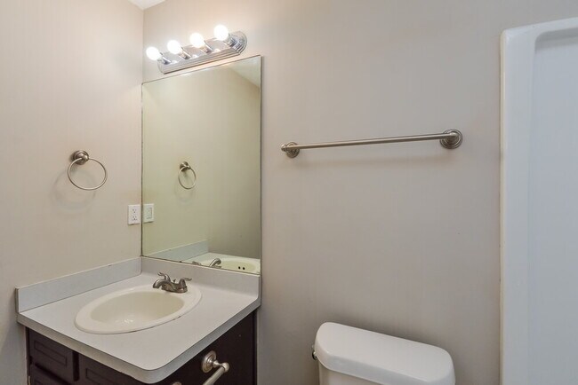 Building Photo - 583 Lakeridge Cir SE