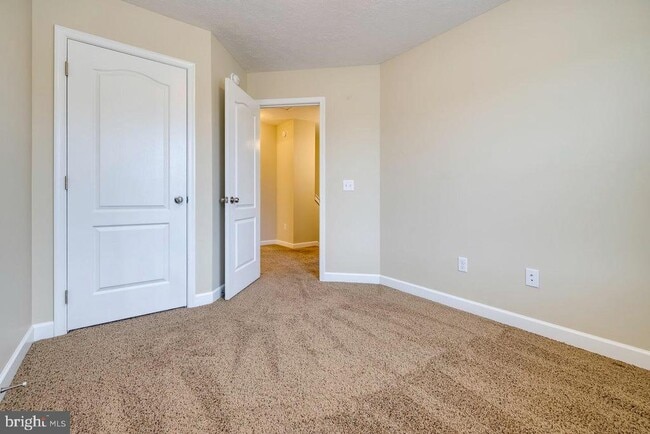 Building Photo - 102 Cedar Point Ln