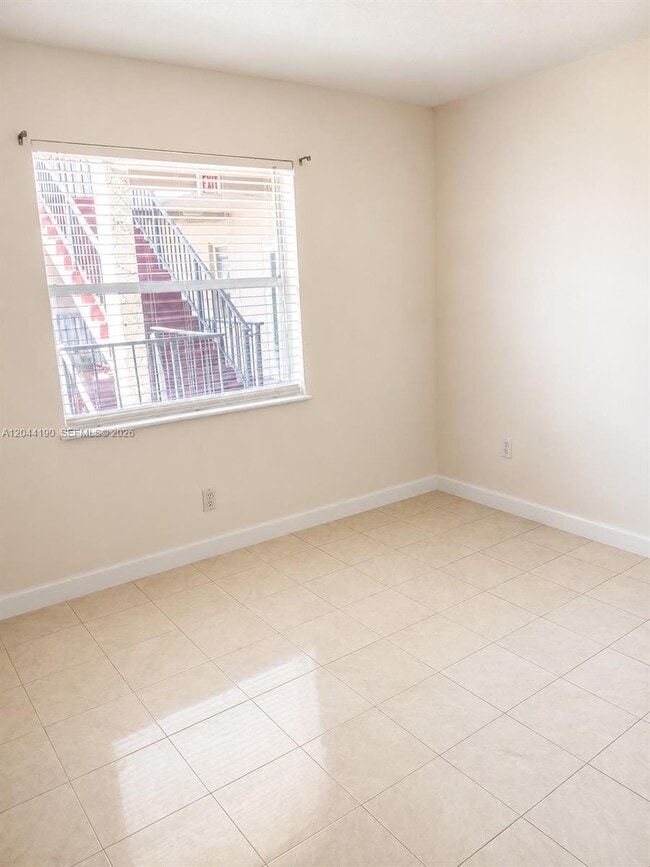 Building Photo - 2821 Somerset Dr