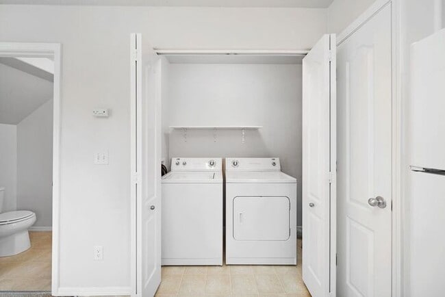 Building Photo - 2 bedroom 1.5 bath Condo! Washer and Dryer in unit!!