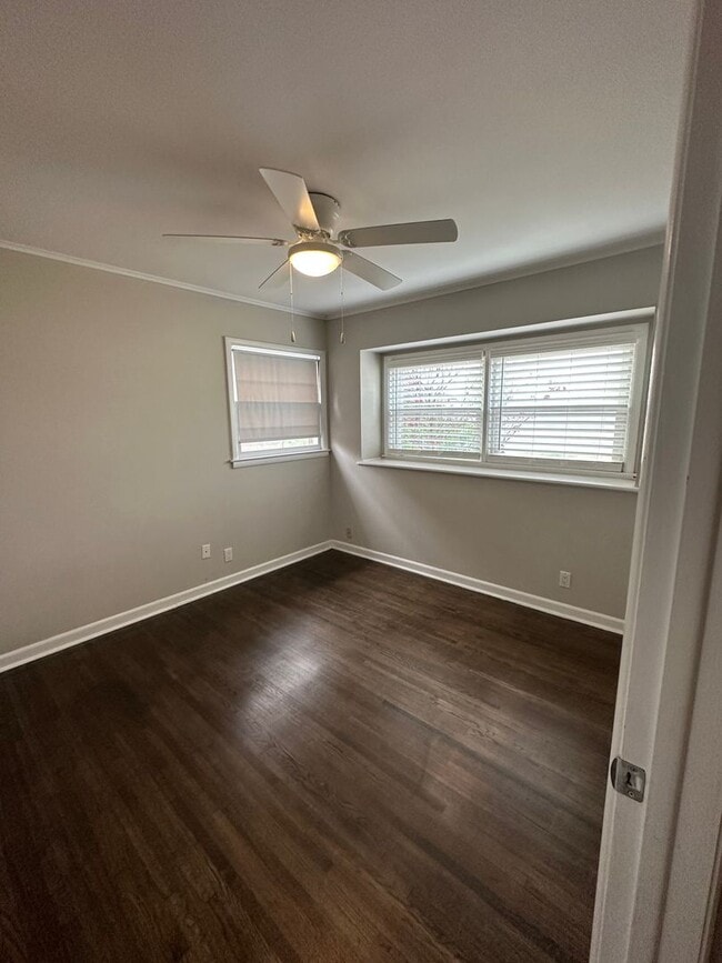 Building Photo - This home is adorable and move in ready!