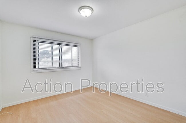 Building Photo - 709 6th Ave