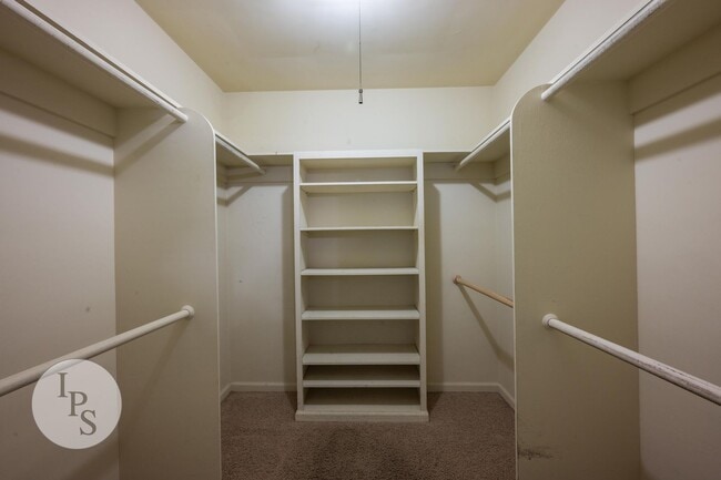 Building Photo - Fig Garden area Large Home, 4BR/3BA, Pool - Lots of Amenities!