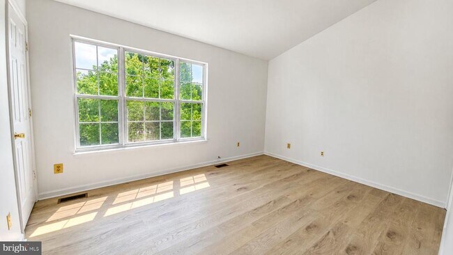 Building Photo - 120 Royalty Cir