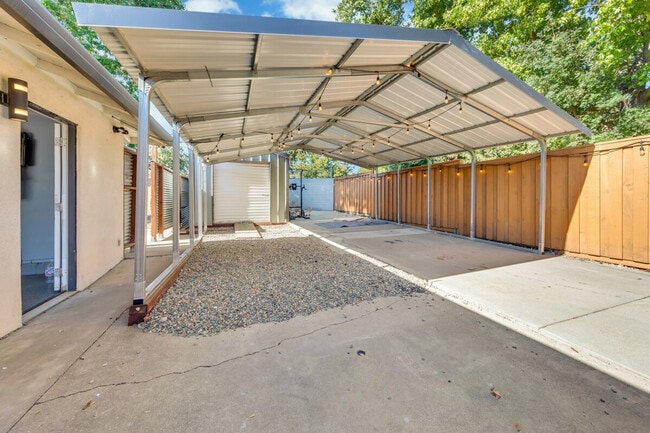 Building Photo - 6836 S Land Park Dr