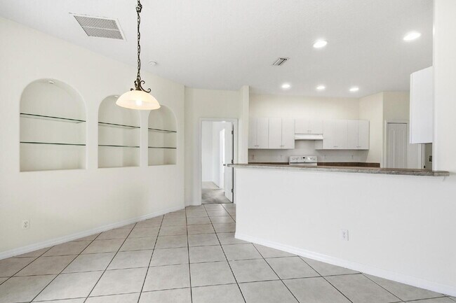 Building Photo - Close to Town Center and Shopping