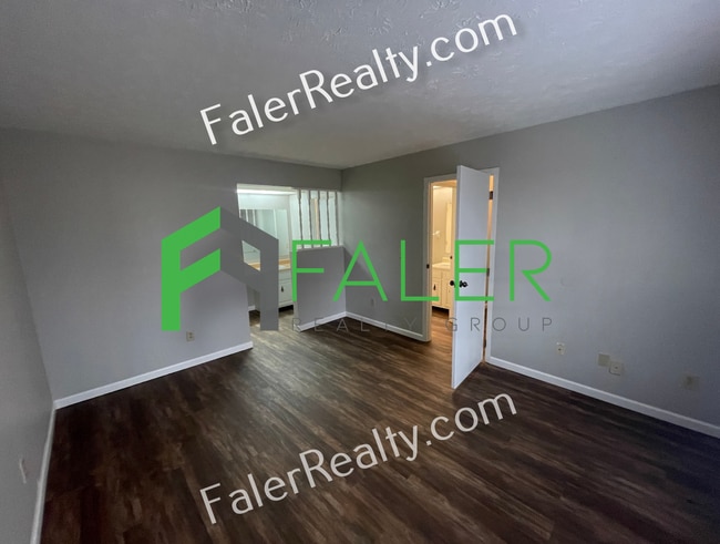 Building Photo - 2 bedroom, 1.5 bath apartment available now!