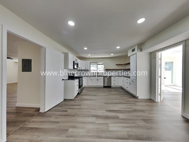 Building Photo - 2702 Wallin Dr