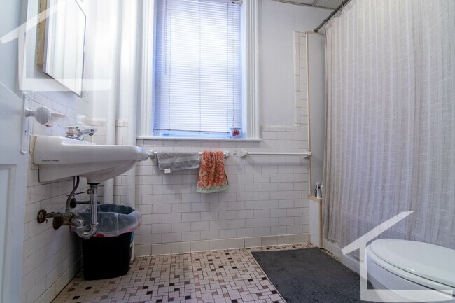 Building Photo - No Brokers Fee,3 Bedrooms unit on Coolidge Corner, Laundry on a Site, Heat, Hot Water Included