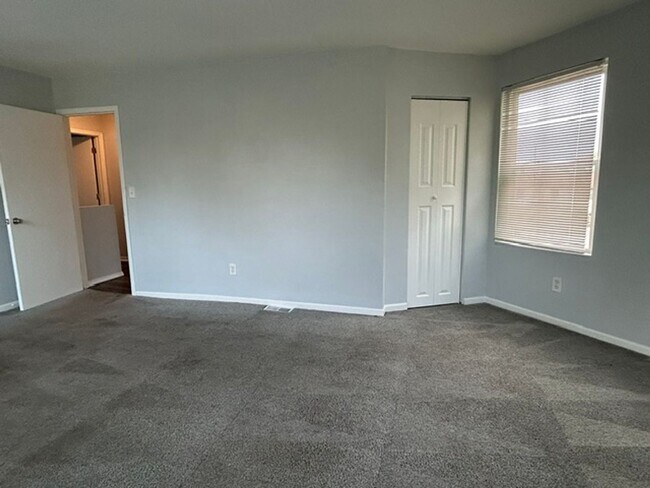 Building Photo - 819-823 Riverview Terrace