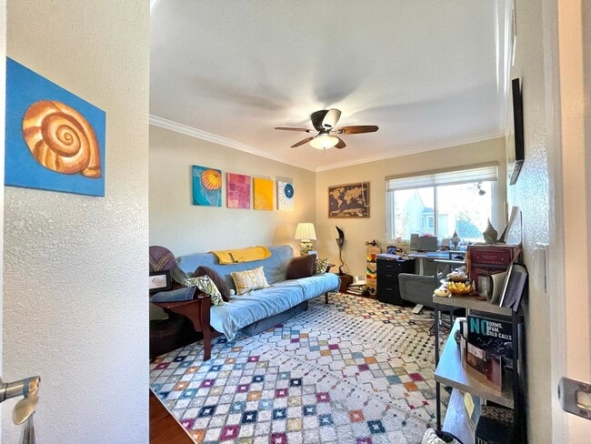Building Photo - Beautiful End Unit Townhome in Fantastic A...