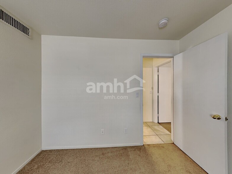 Building Photo - 1130 W Lark Dr