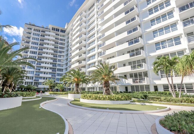 Building Photo - Amazing location: Close to Lincoln & the beaches: 1bed/1bath at the iconic Decoplage: available n...