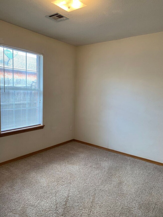 Building Photo - Great Home Fantastic Price!