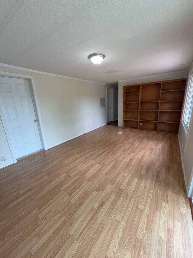 Building Photo - 2030 Catherine Lake Rd