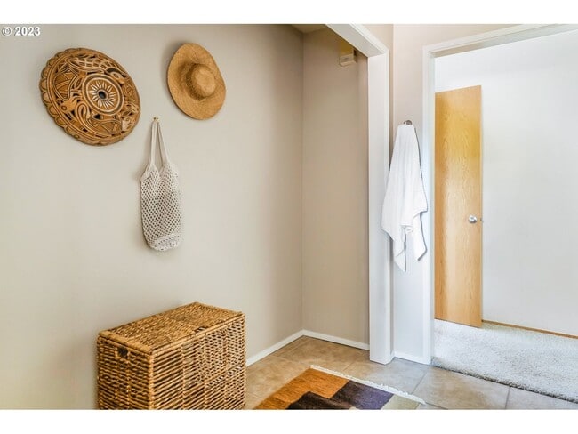 Building Photo - 2Bd/2Ba Second Floor Condo in SE with Washer & Dryer, 2 Car Dethatched Garage and a Serene Courty...