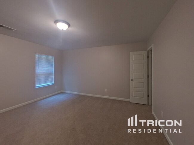 Building Photo - 3650 Lebella Ln