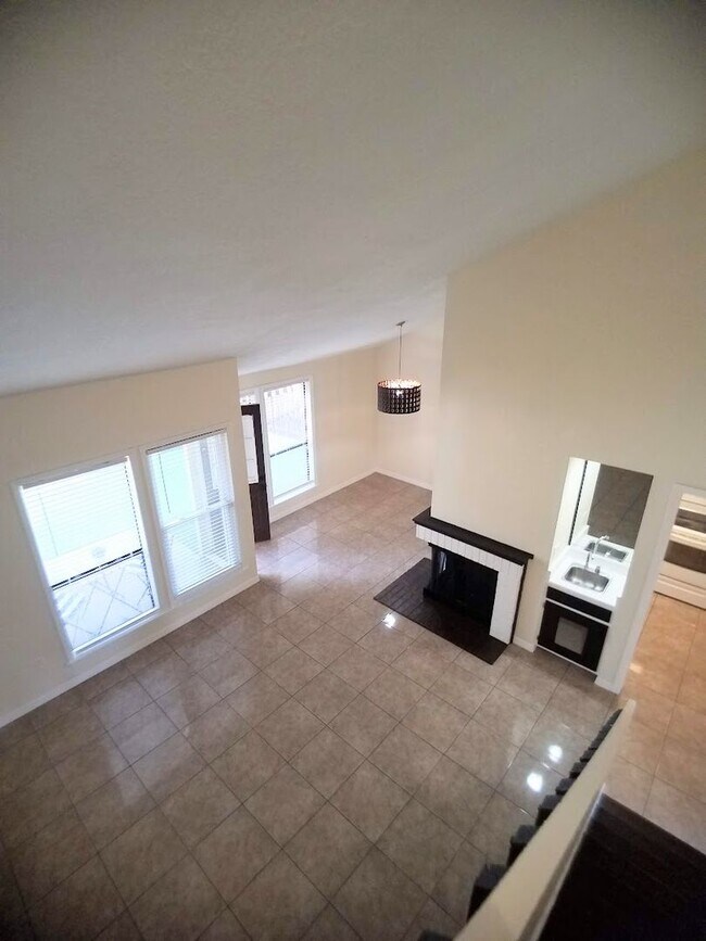 Building Photo - Beautiful 2/2 Towhhouse Feel Condo  x Rent...