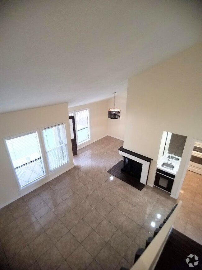 Building Photo - Beautiful 2/2 Towhhouse Feel Condo  x Rent...
