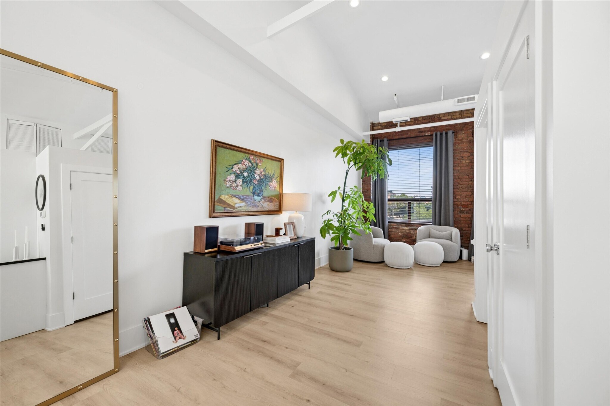 Building Photo - 1000 W Diversey Pky