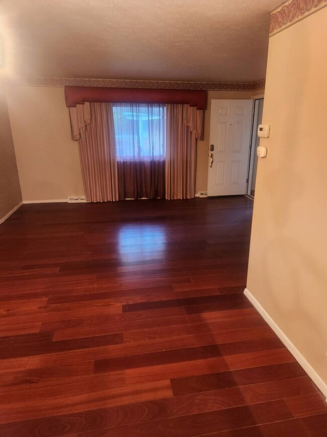 Building Photo - Charming 2-Bedroom Property in Prime Location