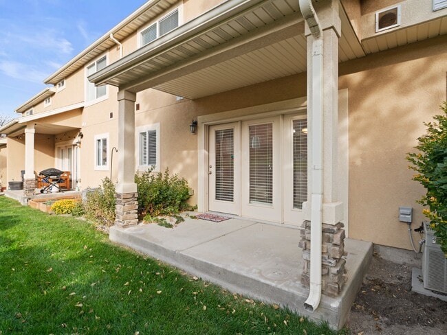 Building Photo - 5047 W Rock Butte Rd