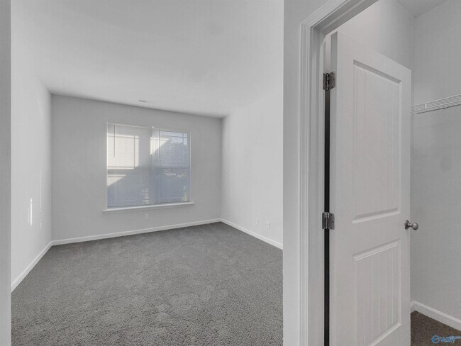 Building Photo - 411 Prom Dr SW