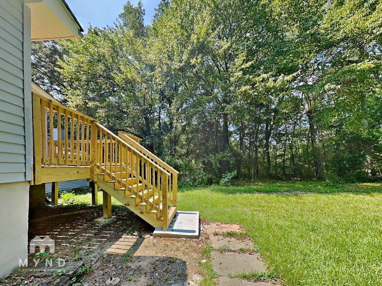 Building Photo - 865 W Hightower Trail