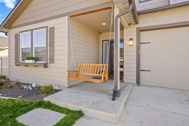 Building Photo - 304 Cliff Swallow Ave