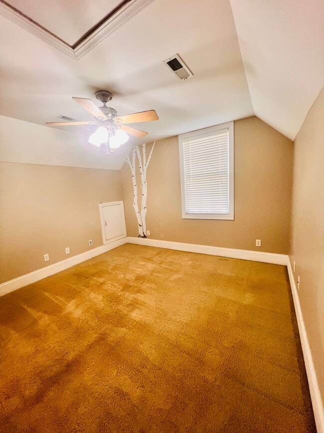 Building Photo - Tucked Away 3 Bedroom Gem on Private Road ...
