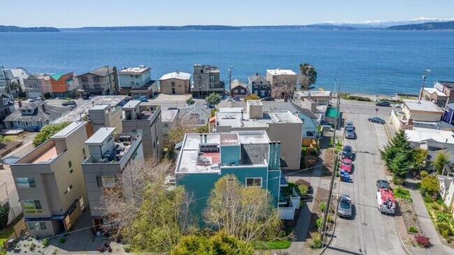 Building Photo - Beautifully Remodeled Top Floor Alki Condo with Views!